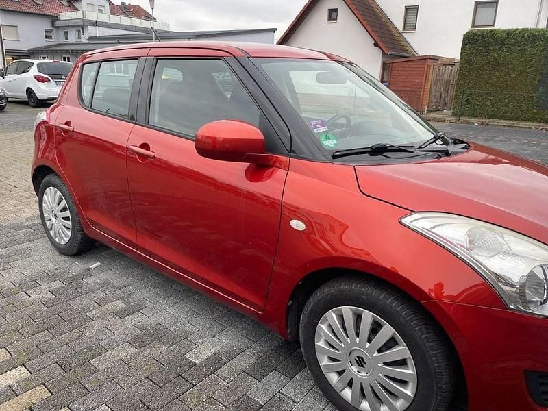 Orange Gebraucht 2012 Suzuki Swift Club Limousine | 4.500 € (Fairer Preis) - Bild 1/4