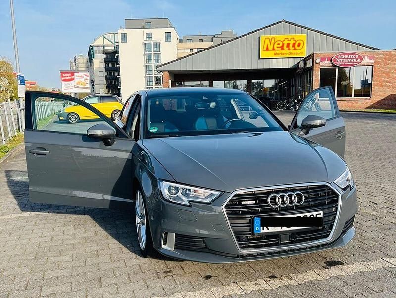 Grau Gebraucht 2019 Audi A3 Sport Limousine | 20.900 € (Fairer Preis) - Bild 1/4