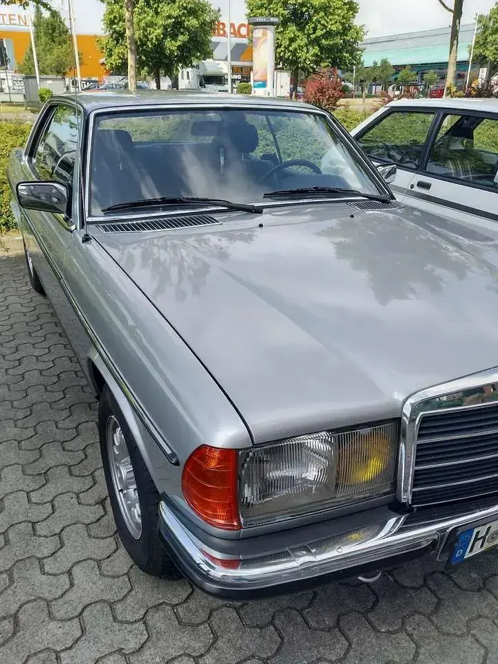 Gebraucht Mercedes 230 136 PS (100 kW) 1981 Silber Coupé