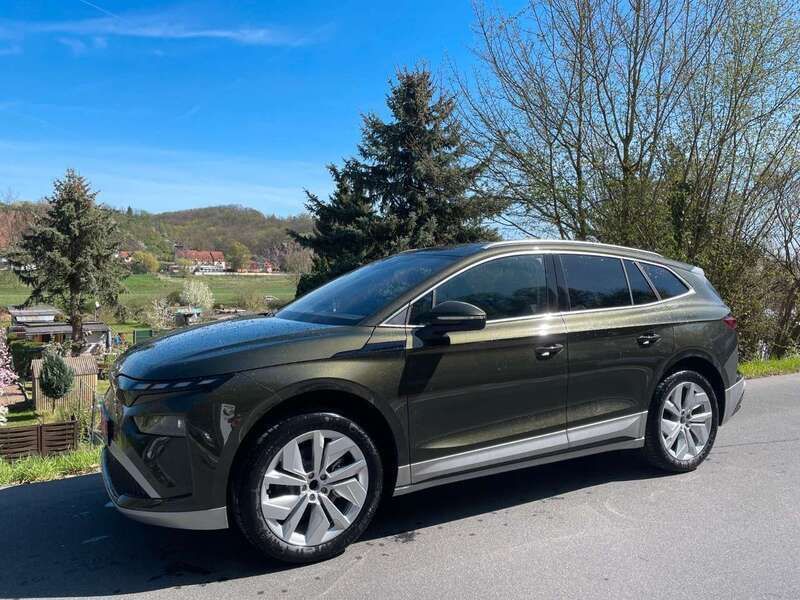 Olibogrün metallic Neu 2025 Skoda Enyaq iV Loft SUV | 42.990 € (Fairer Preis) - Bild 1/4