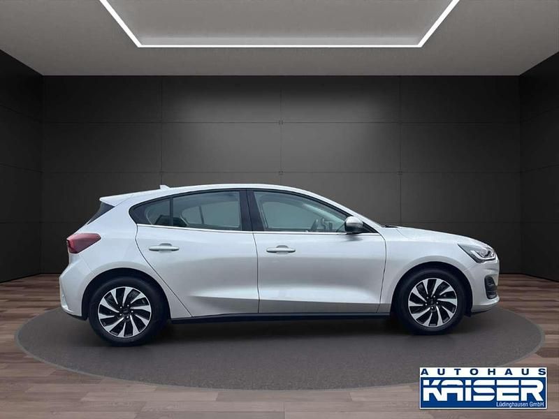 Gebraucht Ford Focus Titanium 125 PS (91 kW) 2024 Silber Limousine