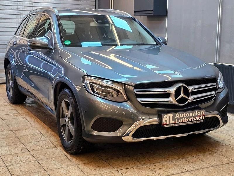 Grau Gebraucht 2015 Mercedes GLC220 SUV | 22.498 € (Fairer Preis) - Bild 1/4