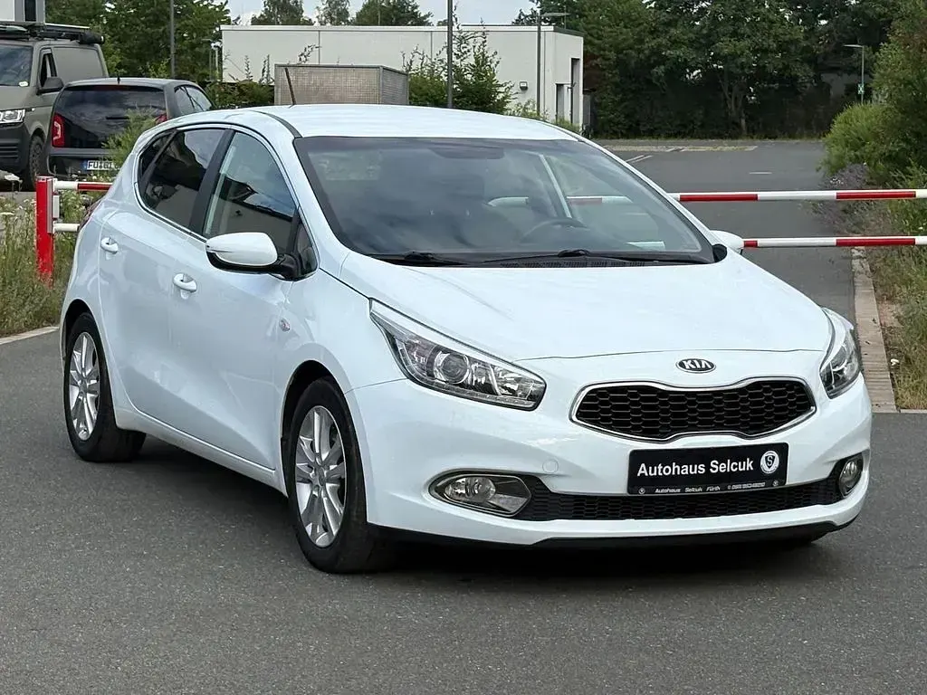 Gebraucht Kia Ceed DREAM-TEAM Edition 128 PS (94 kW) 2015 Weiß Kleinwagen
