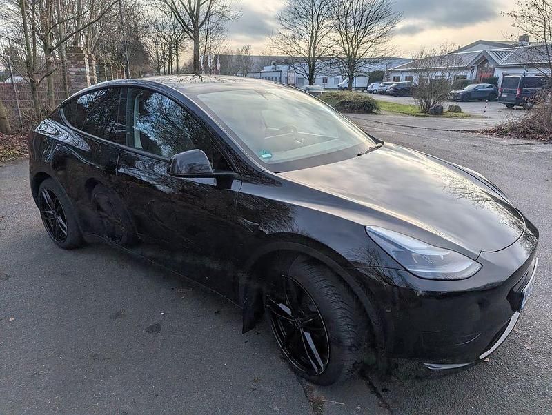 Schwarz Gebraucht 2023 Tesla Model Y RWD SUV | 31.999 € (Guter Preis) - Bild 1/4