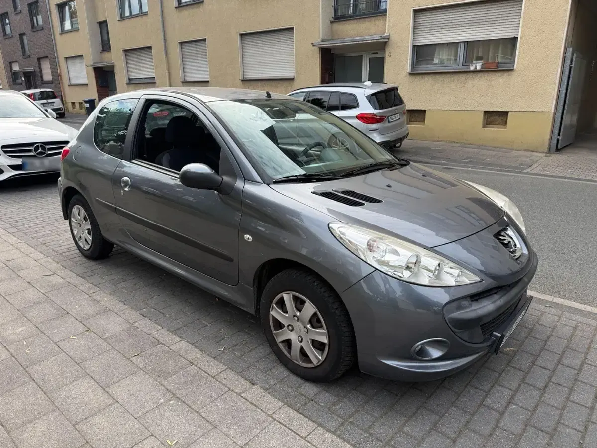 Gebraucht Peugeot 206+ Style 60 PS (44 kW) 2010 Grau Kleinwagen