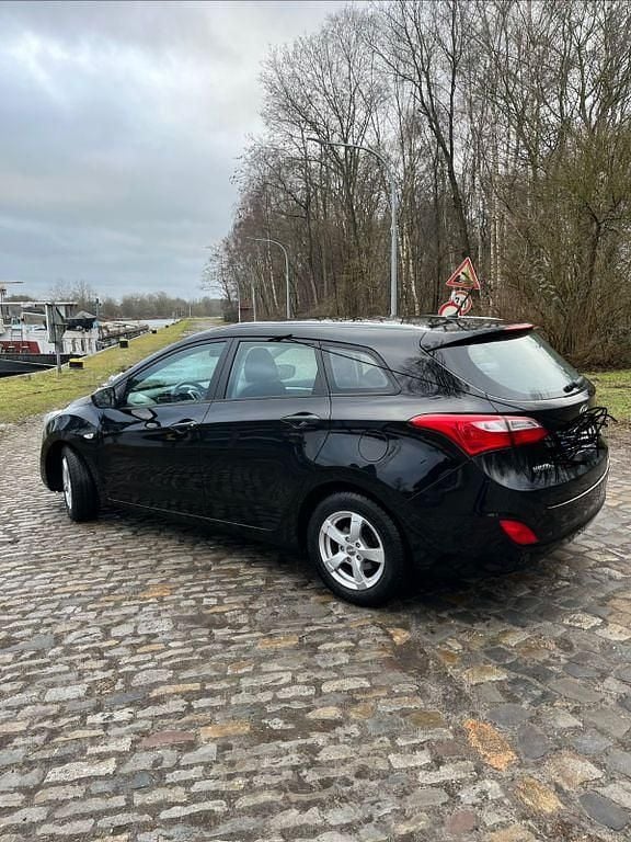 Gebraucht Hyundai i30 Classic 99 PS (72 kW) 2013 Schwarz Kombi