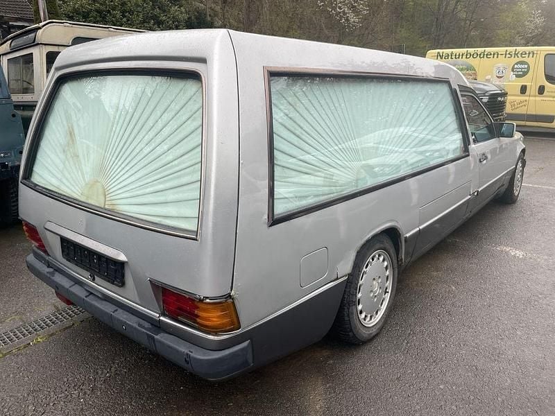 Second-hand Mercedes E250 94 CP (69 kW) 1990 Argintiu Break