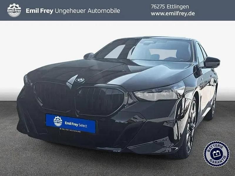 Saphirschwarz metallic Neu 2025 BMW 530e Performance Limousine | 73.990 € (Teuer) - Bild 1/2