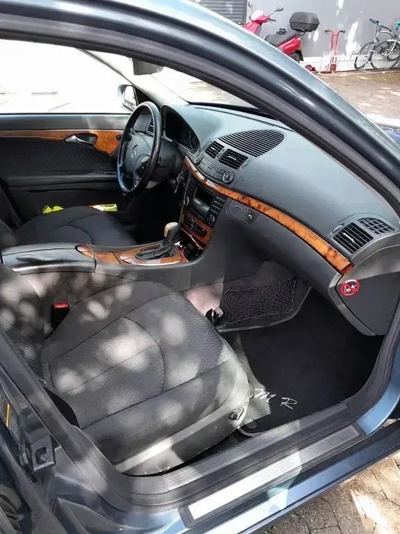 Usado Mercedes E220 Elegance 150 CV (110 kW) 2003 Azul Berlina