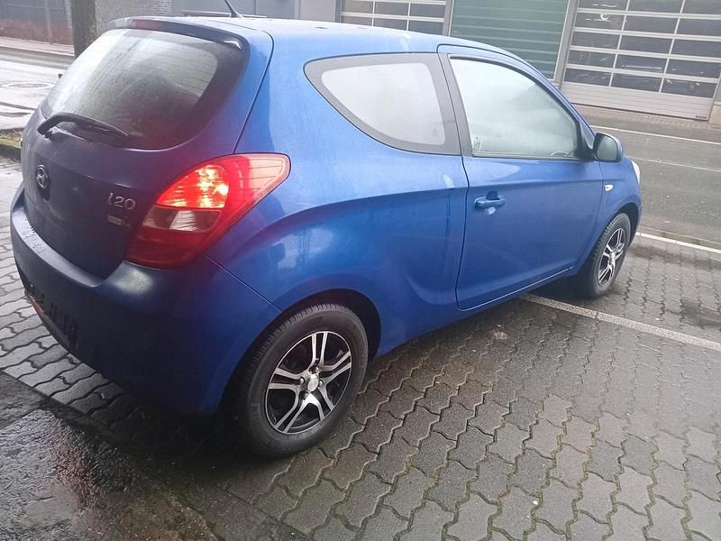 Gebraucht Hyundai i20 77 PS (56 kW) 2011 Blau Kleinwagen