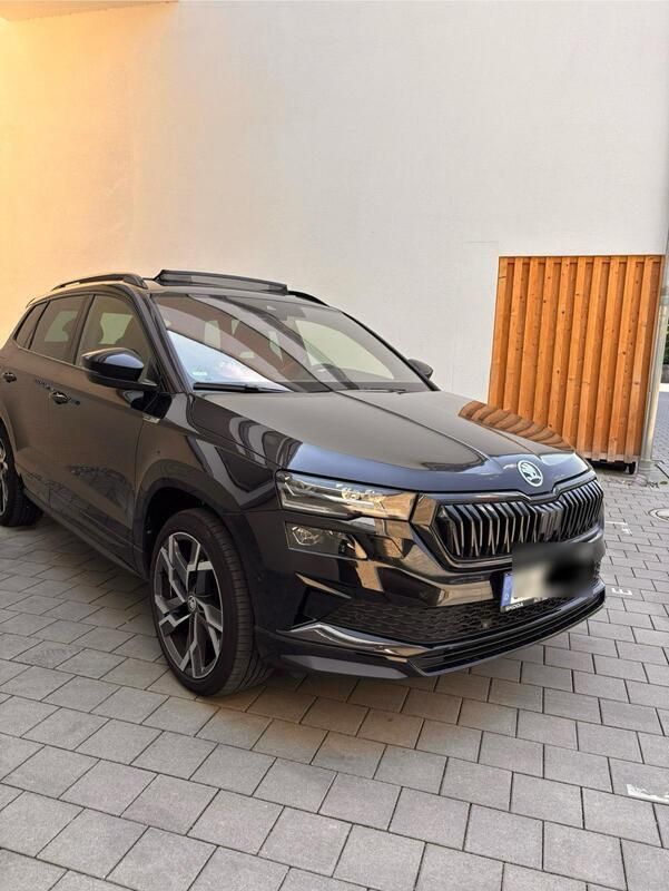 Schwarz Gebraucht 2022 Skoda Karoq SportLine SUV | 39.990 € - Bild 1/4