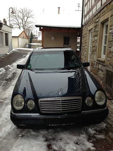 Gebraucht Mercedes E320 Avantgarde 220 PS (161 kW) 1997 Blau metallic Limousine