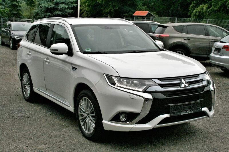 Perlmuttweiss (p) (metallic) Gebraucht 2017 Mitsubishi Outlander P-HEV Plus SUV | 22.750 € (Teuer) - Bild 1/4