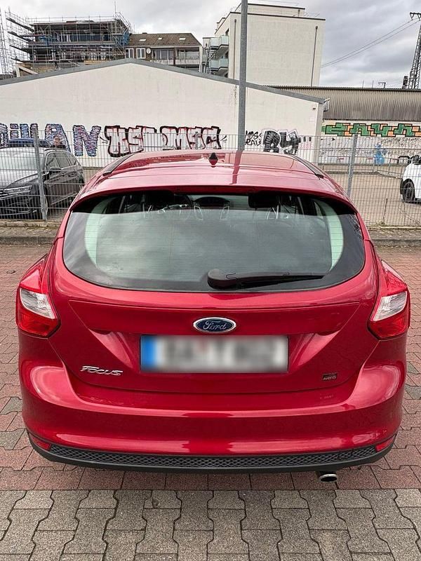Gebraucht Ford Focus Titanium 182 PS (133 kW) 2011 Rot Limousine