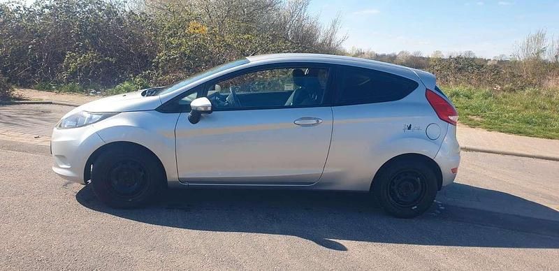Gebraucht Ford Fiesta Trend 60 PS (44 kW) 2010 Silber Kleinwagen