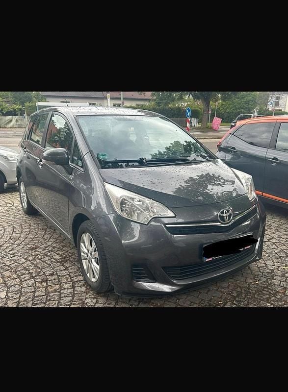 Gebraucht Toyota Verso-S 99 PS (72 kW) 2011 Grau Van / Kleinbus