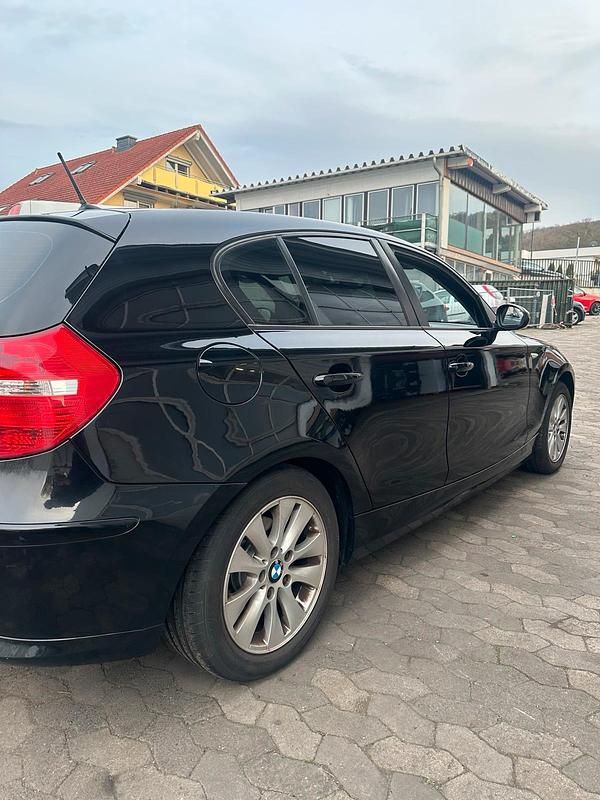 Gebraucht BMW 116 122 PS (89 kW) 2009 Schwarz Kleinwagen