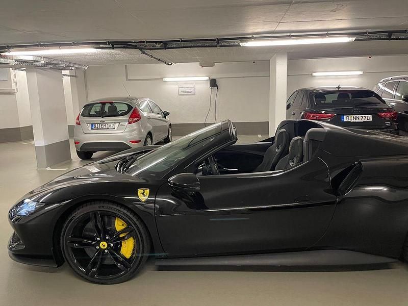 Neu Ferrari 296 831 PS (611 kW) 2025 Schwarz Cabrio