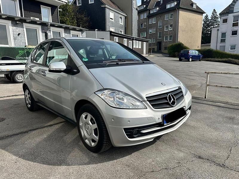 Gebraucht Mercedes A180 116 PS (85 kW) 2011 Silber Van / Kleinbus