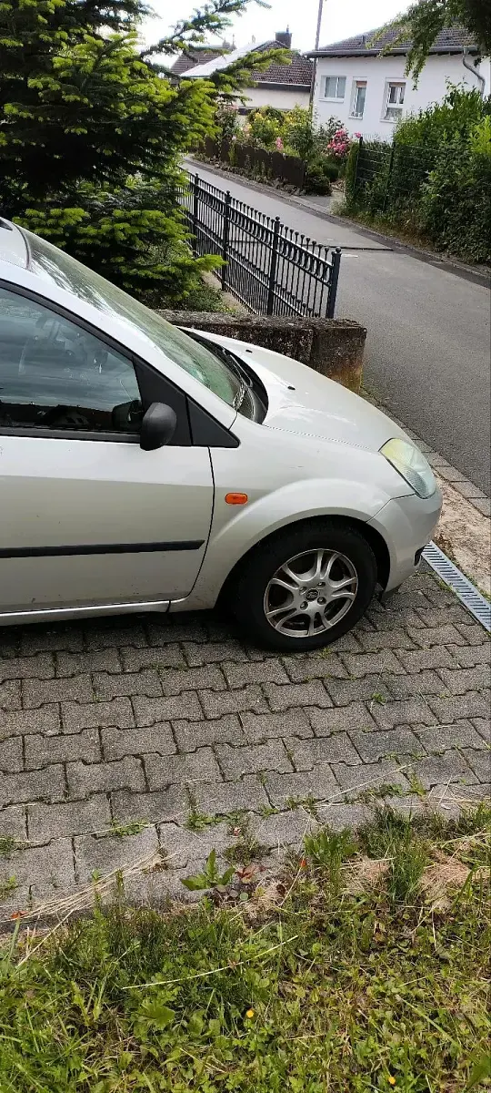 Gebraucht Ford Fiesta 70 PS (51 kW) 2004 Silber Kleinwagen