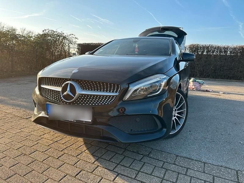 Schwarz Gebraucht 2017 Mercedes A200 AMG line Limousine | 12.500 € (Guter Preis) - Bild 1/4