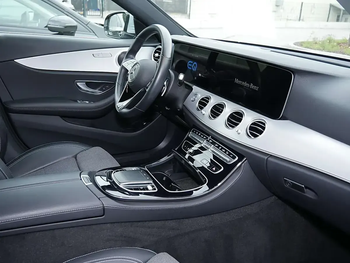 Gebraucht Mercedes E300 Avantgarde 320 PS (235 kW) 2021 Metalliclack hightechsilber Limousine