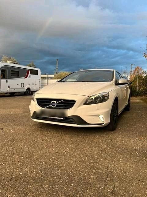 Weiß Gebraucht 2016 Volvo V40 Kombi | 10.990 € (Guter Preis) - Bild 1/4