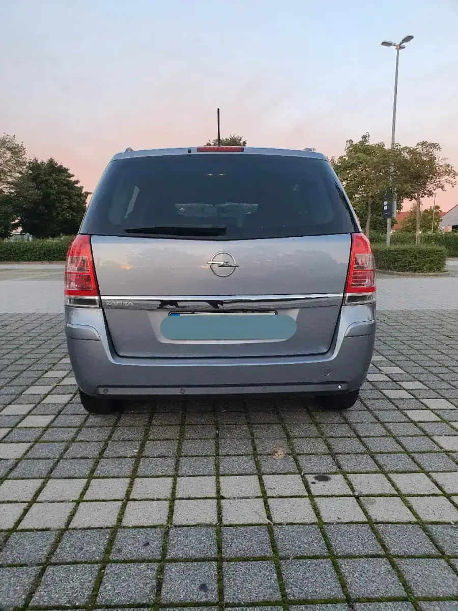 Gebraucht Opel Zafira Edition 150 PS (110 kW) 2010 Silber Van / Kleinbus