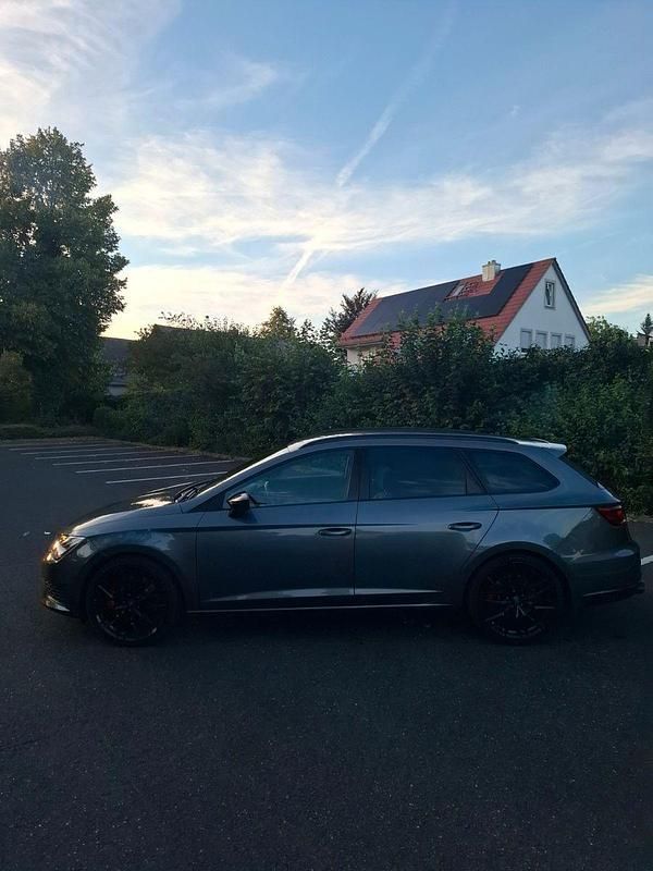 Grau Gebraucht 2016 Cupra Leon Kombi | 19.900 € (Fairer Preis) - Bild 1/4