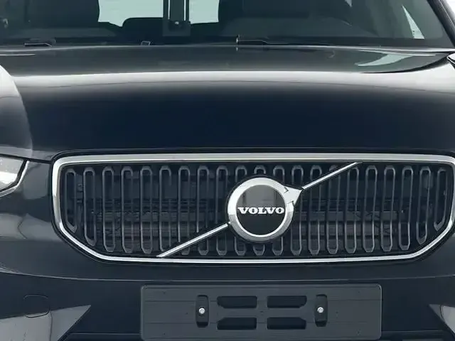 Gebraucht Volvo XC40 Core 163 PS (119 kW) 2025 Onyx black / metallic SUV