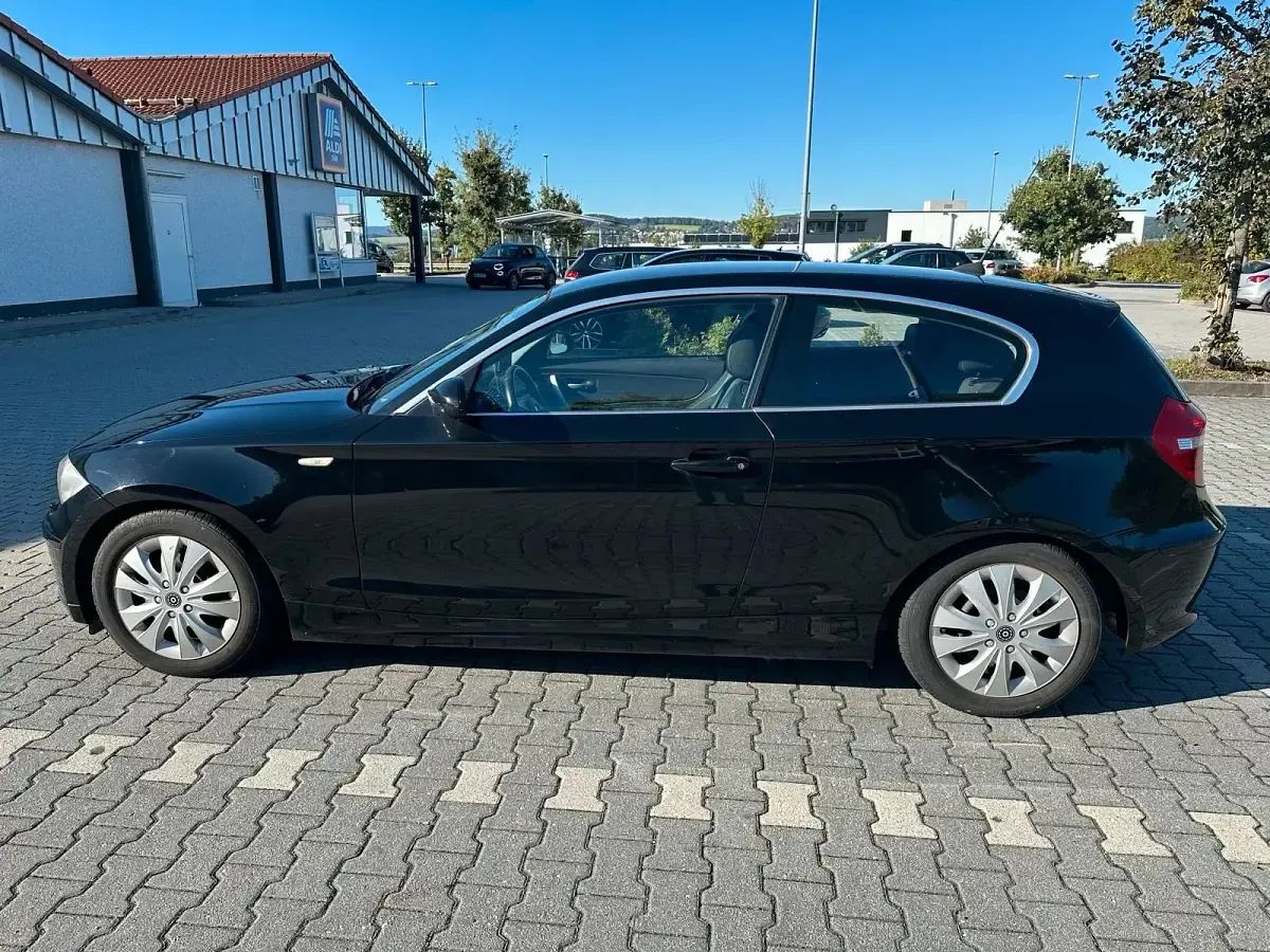 Gebraucht BMW 116 122 PS (89 kW) 2008 Schwarz Kleinwagen