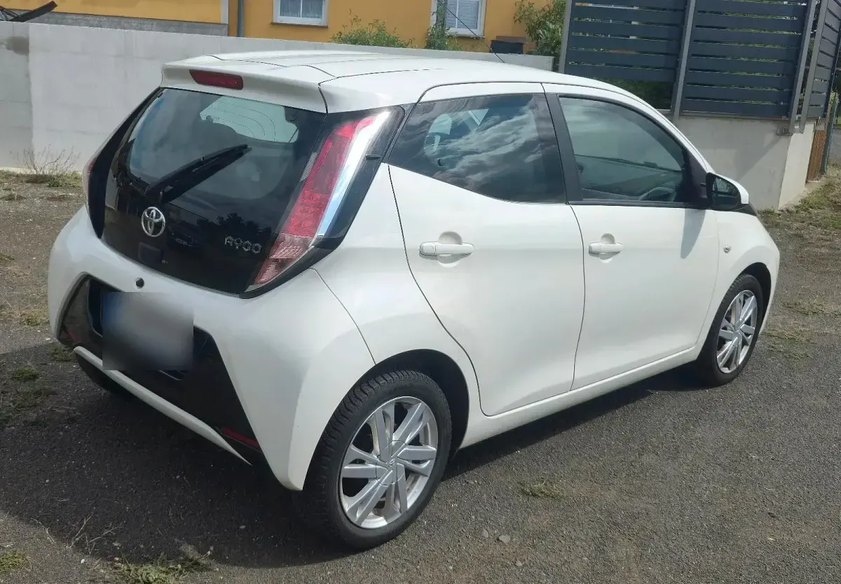 Gebraucht Toyota Aygo 69 PS (50 kW) 2015 Weiß Kleinwagen