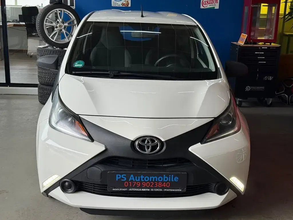 Używany Toyota Aygo 69 KM (50 kW) 2016 Biały Hatchback