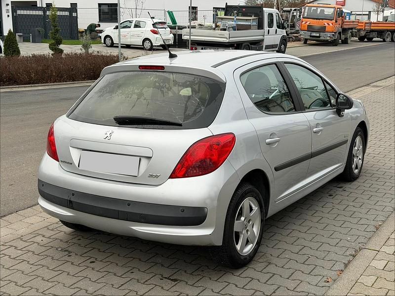 Gebraucht Peugeot 207 100 PS (73 kW) 2007 Silber Limousine