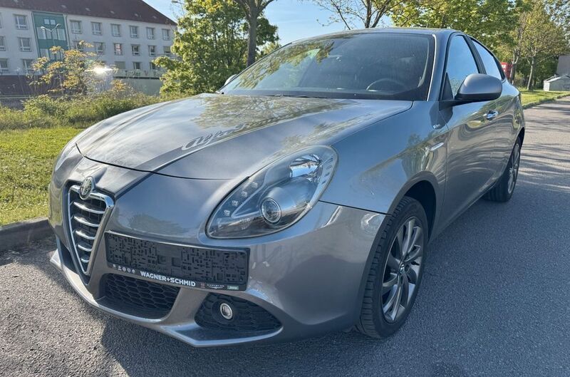 Grau Gebraucht 2013 Alfa Romeo Giulietta Veloce Kleinwagen | 9.900 € (Etwas zu teuer) - Bild 1/4
