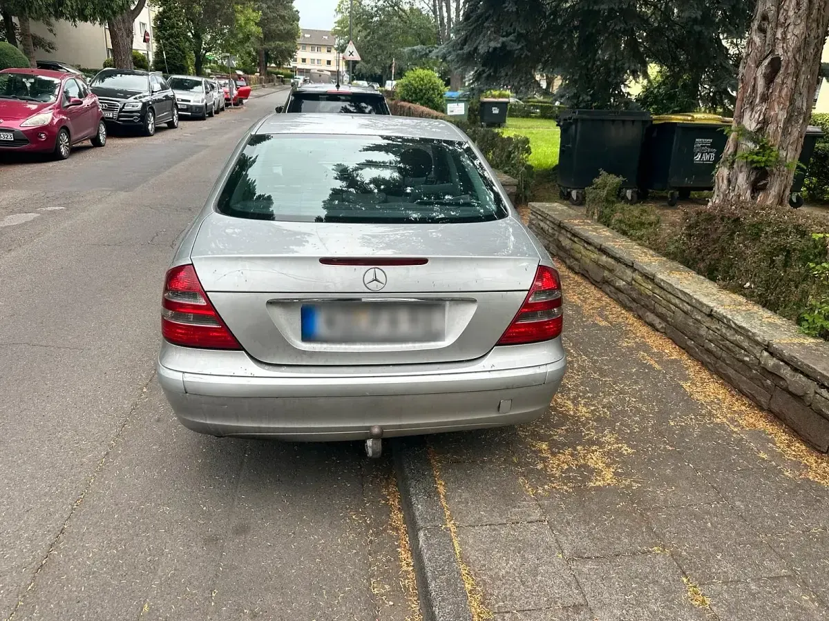 Gebraucht Mercedes E220 150 PS (110 kW) 2002 Silber Limousine