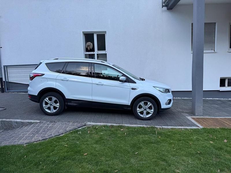 Gebraucht Ford Kuga 150 PS (110 kW) 2017 Weiß SUV