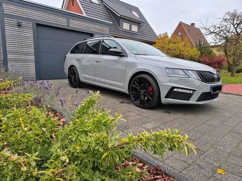Grau Gebraucht 2019 Skoda Octavia RS Kombi | 24.950 € (Teuer) - Bild 1/4