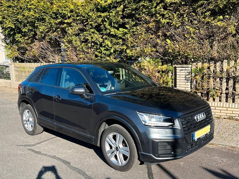 Grau Gebraucht 2018 Audi Q2 Sport SUV | 19.990 € - Bild 1/4