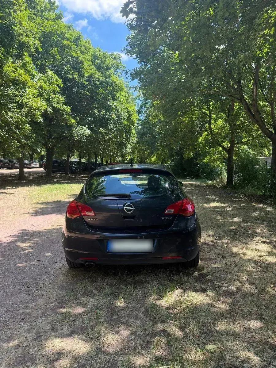 Gebraucht Opel Astra 140 PS (102 kW) 2012 Schwarz Kleinwagen