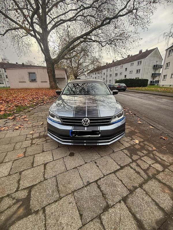 Grau Gebraucht 2015 VW Jetta Limousine | 11.000 € (Etwas zu teuer) - Bild 1/4