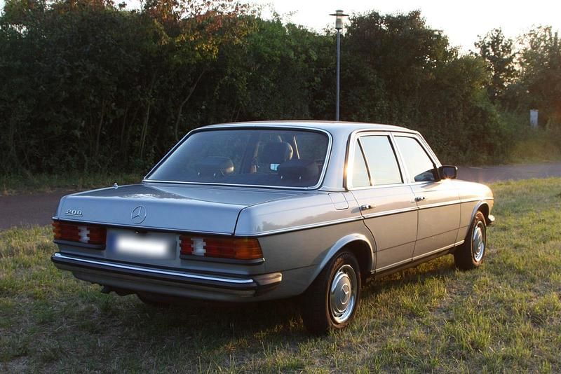 Gebraucht Mercedes 200 109 PS (80 kW) 1984 Grau Limousine