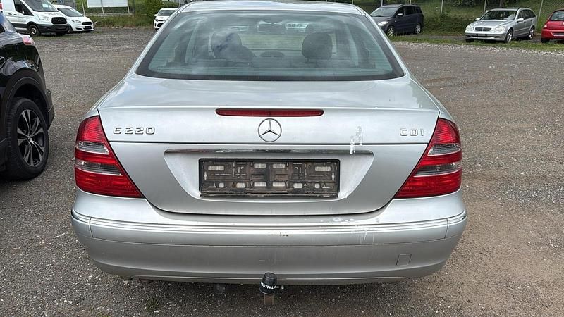 Gebraucht Mercedes E220 150 PS (110 kW) 2004 Silber Limousine