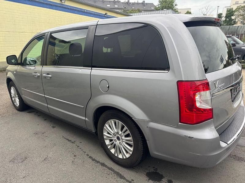 Usata Lancia Voyager Silver 177 CV (130 kW) 2014 Argento Monovolume