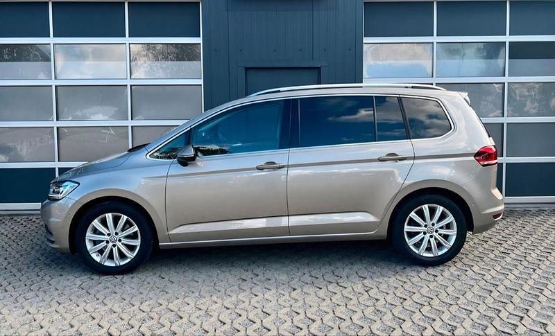 Gebraucht VW Touran Highline 150 PS (110 kW) 2016 Gold Van / Kleinbus