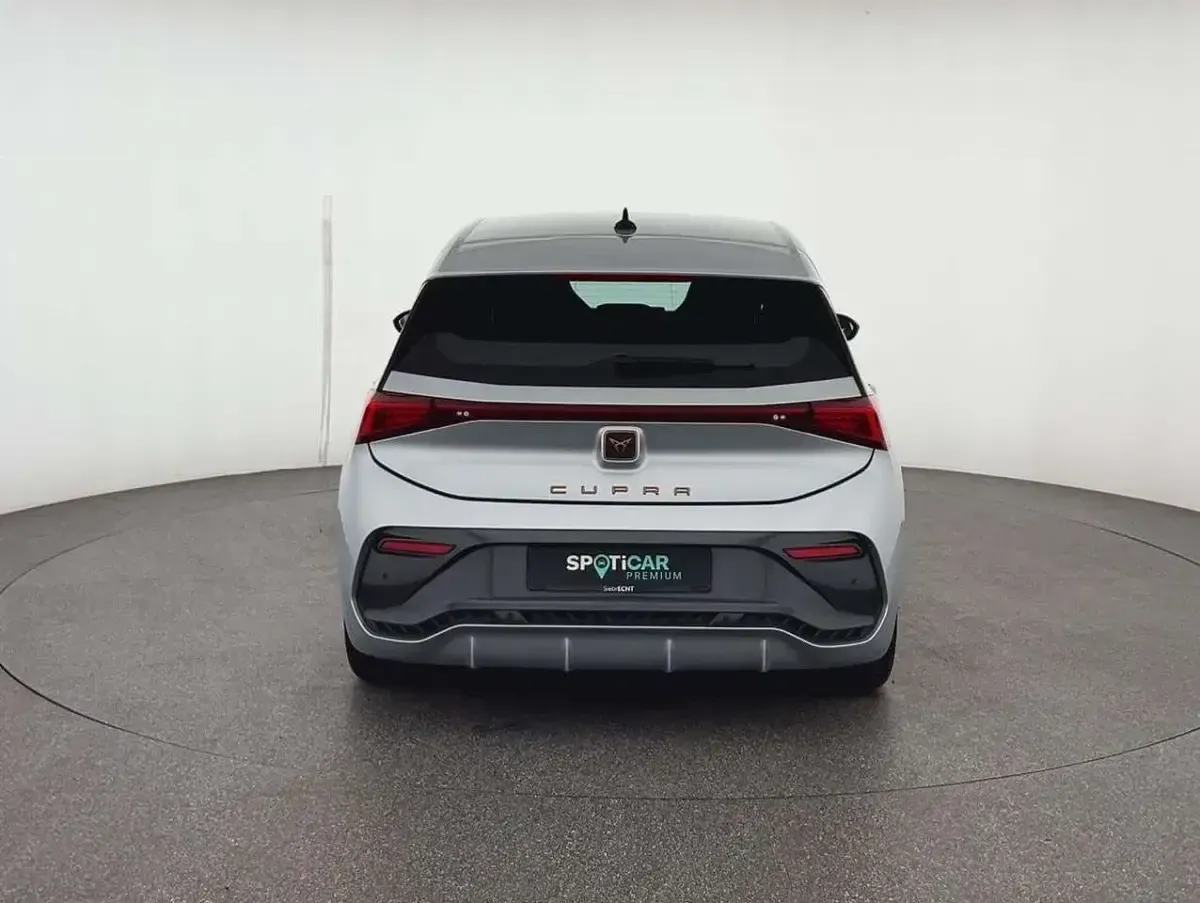 Gebraucht Cupra Born Basis 150 kW (204 PS) 2022 Silber Kleinwagen