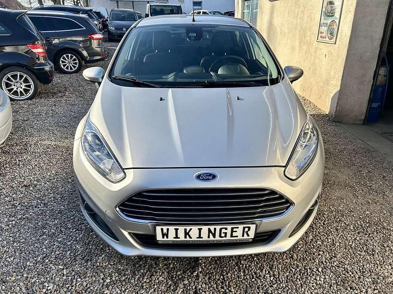 Gebraucht Ford Fiesta Titanium 101 PS (74 kW) 2014 Polarsilber metallic (metallic) Kleinwagen
