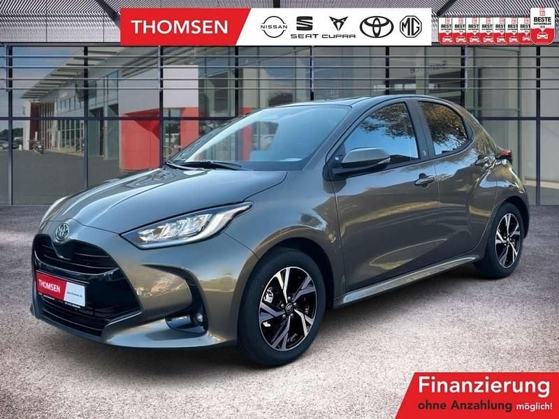 Manganbronze braun Gebraucht 2024 Toyota Yaris Hybrid Team Kleinwagen | 22.985 € (Fairer Preis) - Bild 1/3