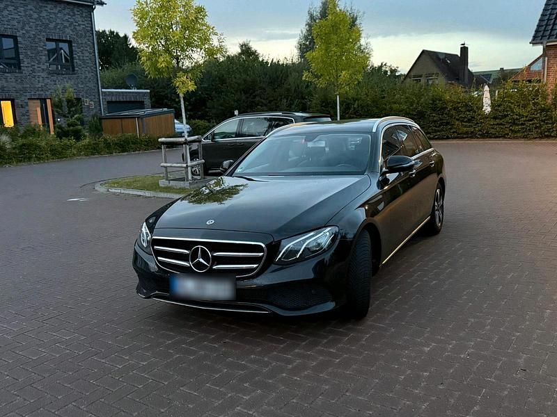 Schwarz Gebraucht 2019 Mercedes E220 Kombi | 19.000 € (Superpreis) - Bild 1/4