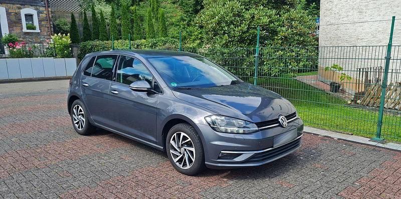 Grau Gebraucht 2017 VW Golf VII Sound Limousine | 10.400 € (Superpreis) - Bild 1/4